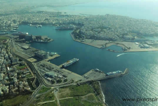 Πόσα είναι άραγε τα «στραβά» του Πειραιά; Λιμάνι Πειραιά απο ψηλα - Δεκεμβριος 2014