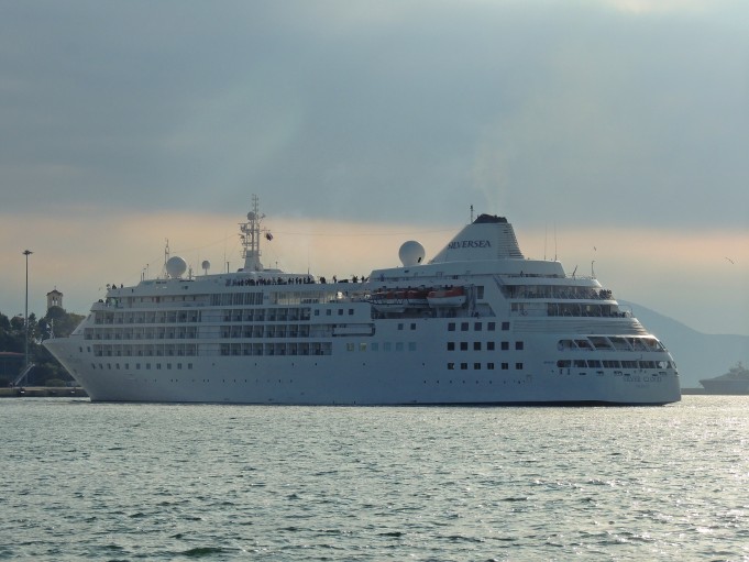 Αναχώρηση Silver Cloud από το λιμάνι του Πειραιά