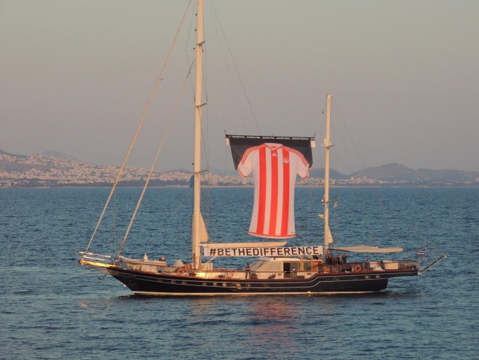 Με θαλασσινό τρόπο παρουσίασε ο Ολυμπιακός τη νέα εμφάνιση για το 2015-16