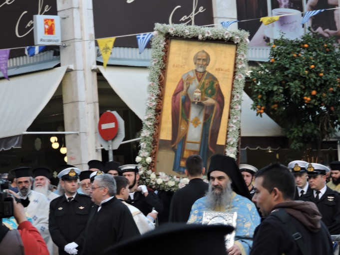 Πλήθος κόσμου στην περιφορά της εικόνας του Αγίου Νικολάου στον Πειραιά