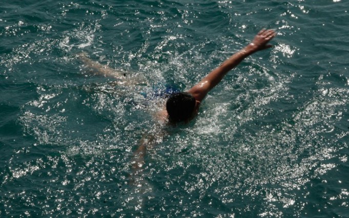 Πλάζ Port du Piree : Πρόσφυγες βούτηξαν στο λιμάνι του Πειραιά