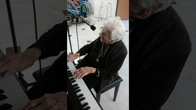 Γηροκομείο Πειραιά : Συγκινεί και γίνεται viral η 103χρονη “πιανίστρια” κυρία Ευρυδίκη