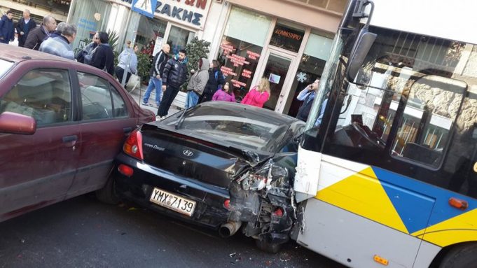 Φωτογραφίες- ΣΟΚ απο το ατύχημα με το 915 και τα Ι.Χ. στην Αγία Σοφία