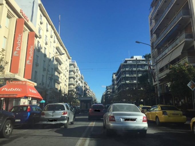 Διπλοπαρκαρισμένα ή παρανόμως παρκαρισμένα στον Πειραιά..Κλασσικές αξίες