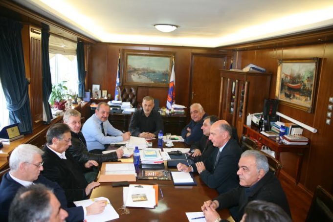 Ευρεία σύσκεψη με θέμα την αντιμετώπιση του παρεμπορίου στο Δημαρχείο Πειραιά