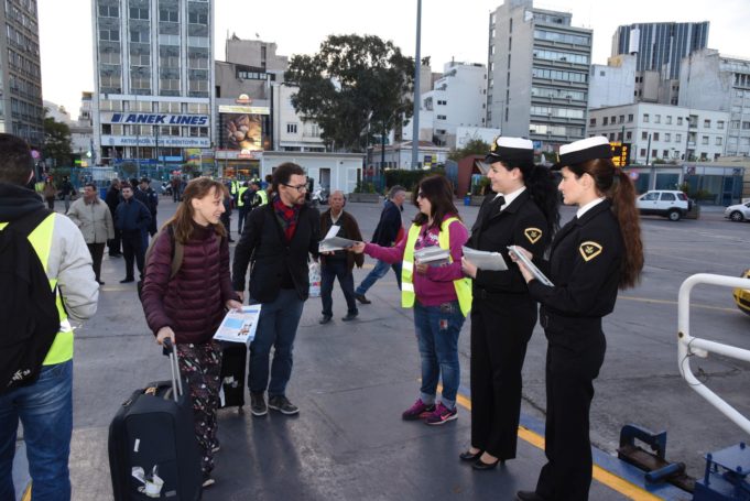 Λιμάνι Πειραιά : Ενημέρωση επιβατικού κοινού απο στελέχη του ΛΣ και μέλη της Ενωσης Καταναλωτών