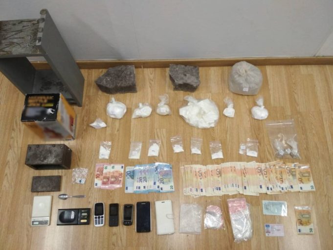Πειραιάς: Σύλληψη για ναρκτωτικά-Τα έκρυβαν πίσω απο την εικόνα της Παναγίας