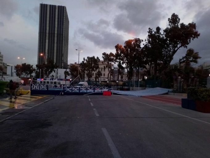 Οι ισχυροί άνεμοι ξήλωσαν την εξέδρα των Θεοφανείων