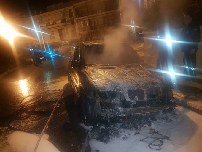 “Γνωστοί-άγνωστοι” έκαψαν το ΙΧ γνωστού επιχειρηματία στο Μικρολίμανο
