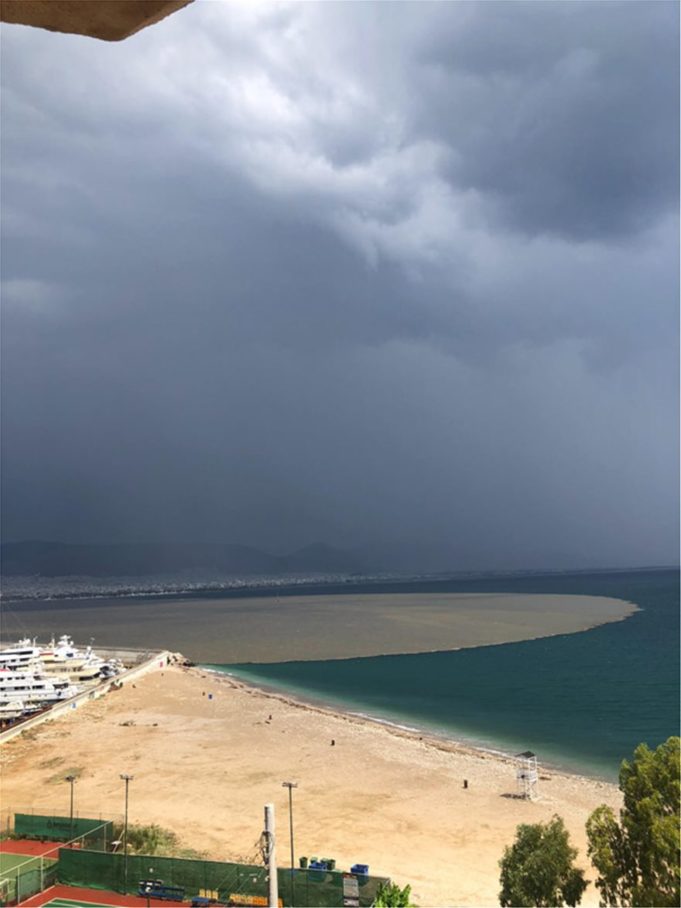 Στην Αθήνα βρέχει και η θάλασσα του Πειραιά…δεν αντέχει