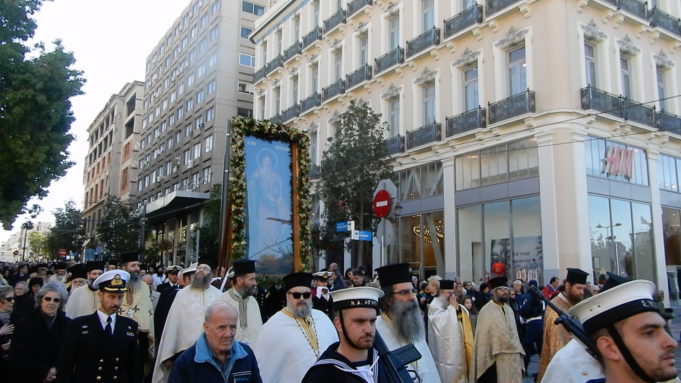 Πλήθος κόσμου στη λιτανεία της Ιερής Εικόνας του Αγίου Σπυρίδωνα (videos)