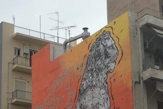 Γκράφιτι του λιονταριού Πειραιά σε τοίχο στο κεντρο της πόλης
