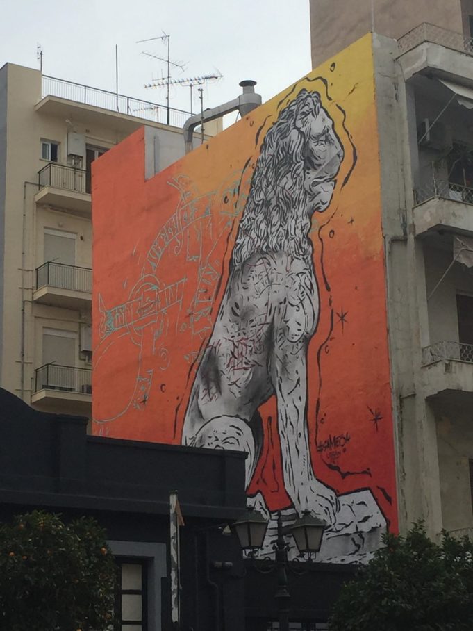 Πειραιάς: Οι μεγάλες τοιχογραφίες (Murals) που δίνουν χρώμα στην πόλη Γκράφιτι του λιονταριού Πειραιά σε τοίχο στο κεντρο της πόλης