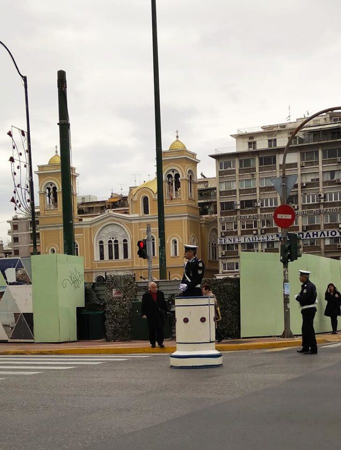 Παραμονή Πρωτοχρονιάς : Ο τροχονόμος στο κέντρο του Πειραιά