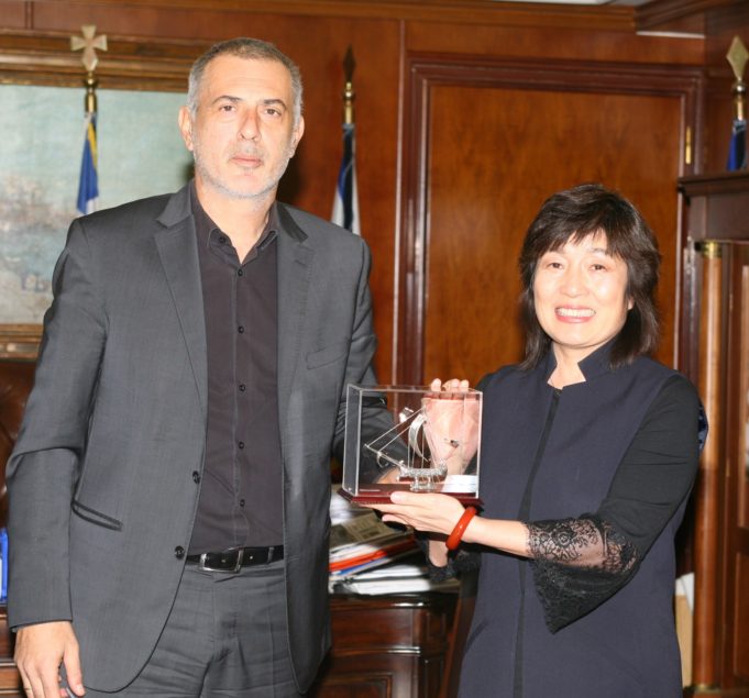 Συναντήθηκαν δήμαρχος Πειραιά και η νέα πρέσβειρα της Κίνας – Τι ειπώθηκε για το Master Plan του ΟΛΠ