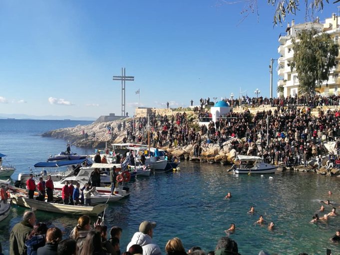 Πλήθος κόσμου παρακολούθησε τον αγιασμό των υδάτων στο Μπαικούτσι