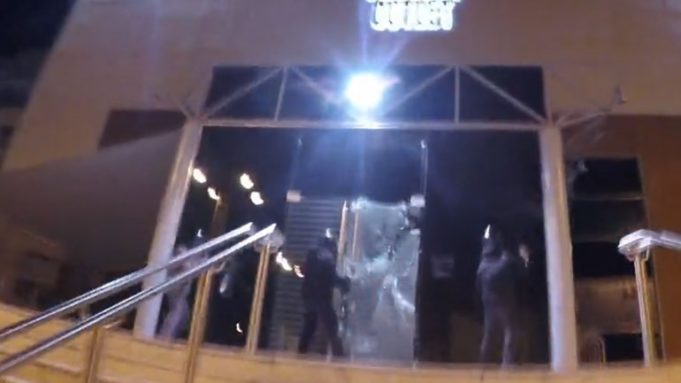 Ο Ρουβίκωνας επιτέθηκε στο Factory Outlet
