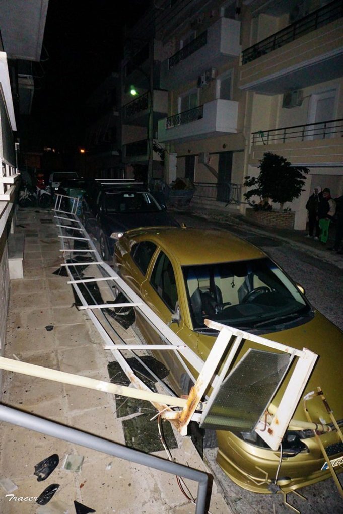 Ο άερας “ταξίδεψε” κάγκελα πολυκατοικίας στον Πειραιά