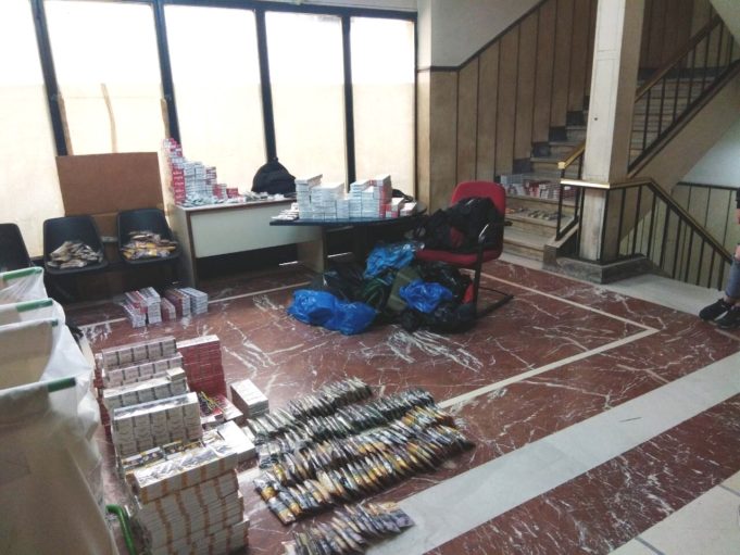 Σύλληψη 5 ατόμων για λαθραία τσιγάρα στο παζάρι του Πειραιά