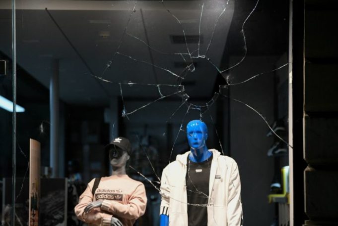 Συγκρούσεις αντιεξουσιαστών με τα ΜΑΤ στο κέντρο του Πειραιά -Ολοκληρώθηκε με μικρής έκτασης επεισόδια η πορεία για τον Π. Φύσσα