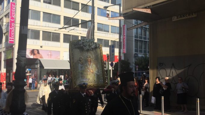 Περιφορά της ιεράς εικόνας της Παναγίας Τριχερούσας τελέστηκε σε κεντρικούς δρόμους του Πειραιά