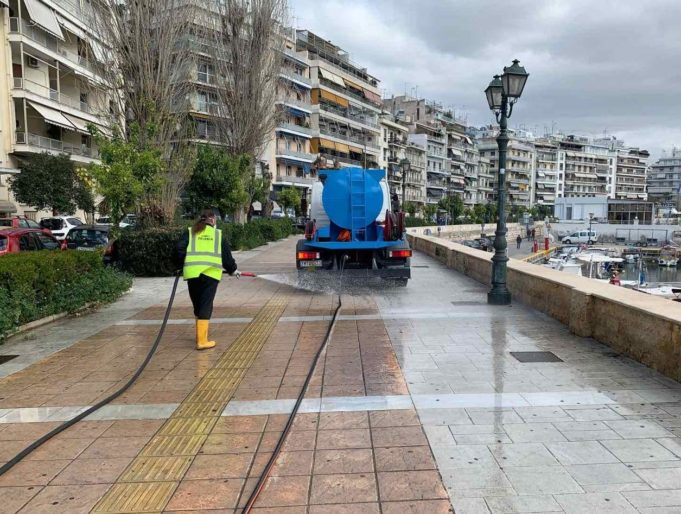 Πειραιάς : Προληπτική απολύμανση κοινόχρηστων χώρων της πόλης
