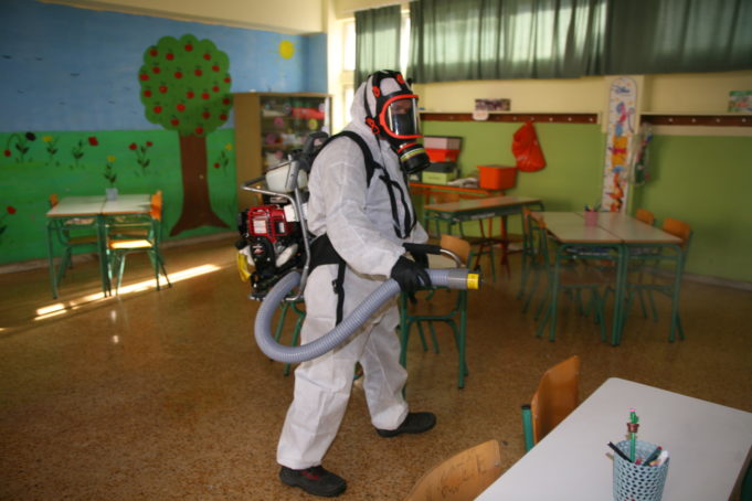 Πειραιάς: Ξεκίνησε η προληπτική απολύμανση των σχολείων