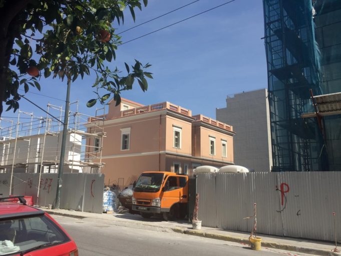 Piraeus Port Plaza : Ένα κλίκ πριν το τέλος η “μεταμόρφωση” των παλαιών κτιρίων της Papastratos