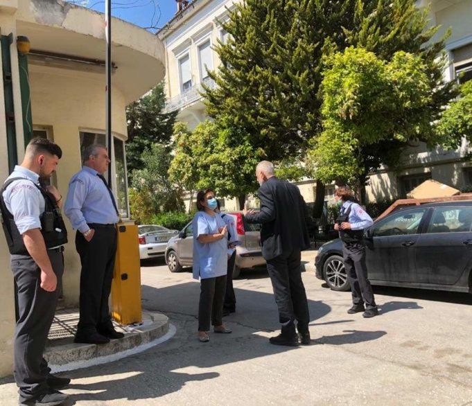 Ο Δήμος Πειραιά παρέδωσε ασπίδες προστασίας προσώπου στον Ιατρικό Σύλλογο Αθηνών