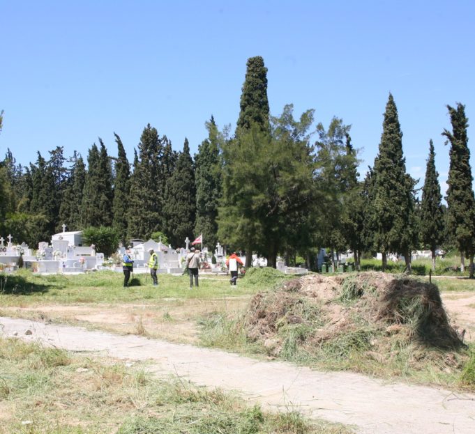 Εργασίες καθαριότητας στο Νεκροταφείο της Ανάστασης