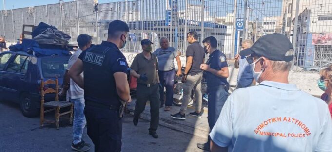 Επιχείριση σκούπα απο ΕΛΑΣ-Δημοτική Αστυνομία στον χώρο της κυριακάτικης αγοράς