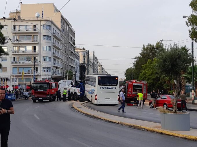 Τροχαίο στην Ακτή Μιαούλη: Λεωφορείο έπεσε σε κολώνα στο ύψος του Αγίου Σπυρίδωνα