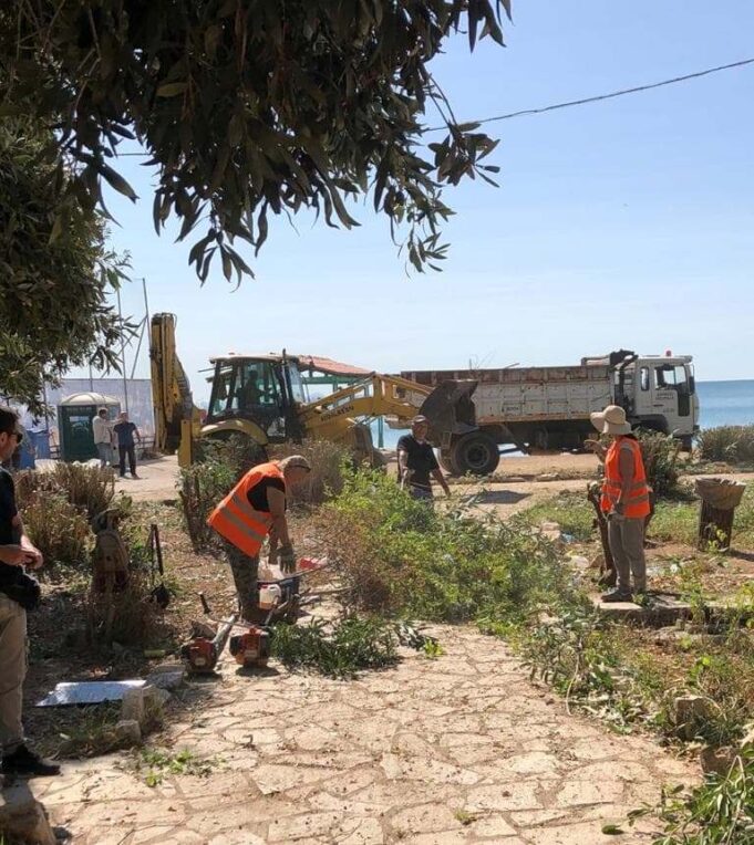 Βοτσαλάκια: Εργασίες καθαρισμού και περιποίηση του πρασίνου