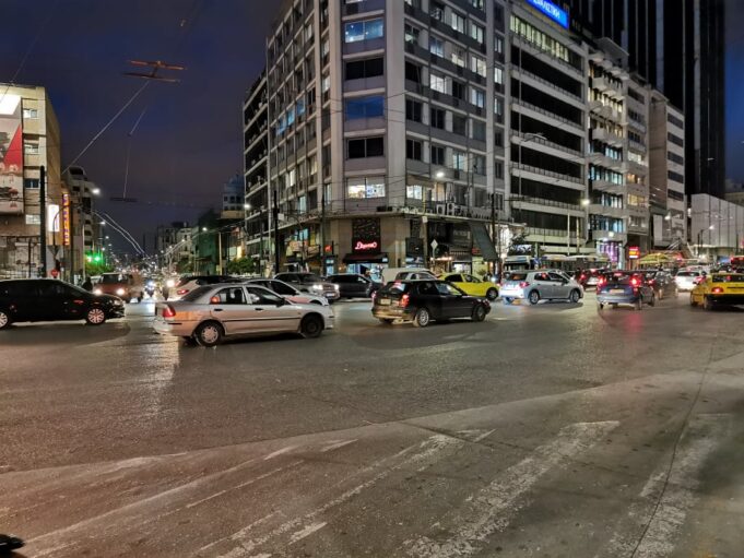 Πειραιάς : Γεμάτη η αγορά και οι δρόμοι λίγες ώρες πριν το lockdown