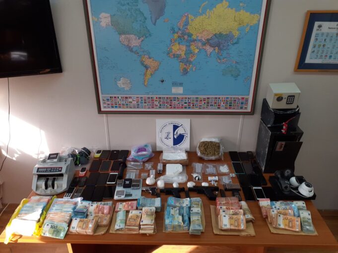 Εξαρθρώθηκε εγκληματική οργάνωση που διακινούσε συστηματικά σημαντικές ποσότητες ναρκωτικών σε Δυτική Αττική και Πειραιά