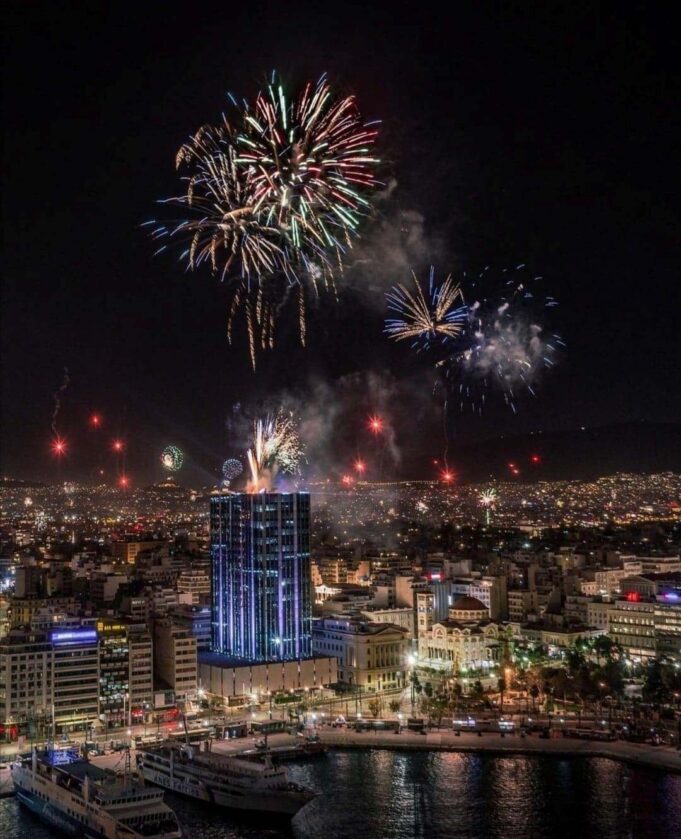 Πύργος Πειραιά : Εντυπωσιακές φωτογραφίες απο τα πυροτεχνήματα στην αλλαγή του χρόνου