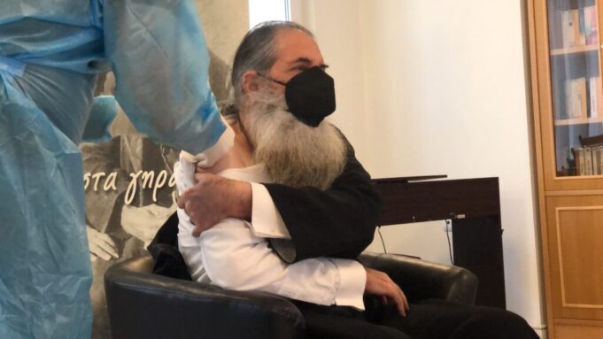 Εμβολιάστηκε ο Πειραιώς Σεραφείμ μαζί με το διοικητικό και νοσηλευτικό προσωπικό και τους τροφίμους του Γηροκομείου Πειραιώς