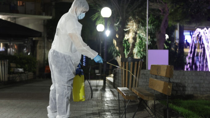Απολύμανση κοινόχρηστων χώρων από τον Δήμο Πειραιά