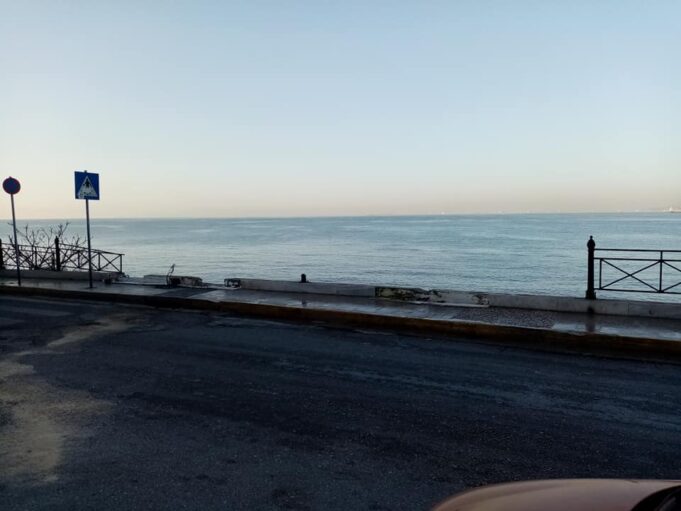 Πειραϊκή : Αμάξι έπεσε εχθές το βράδυ στα βράχια – Σώος ο οδηγός