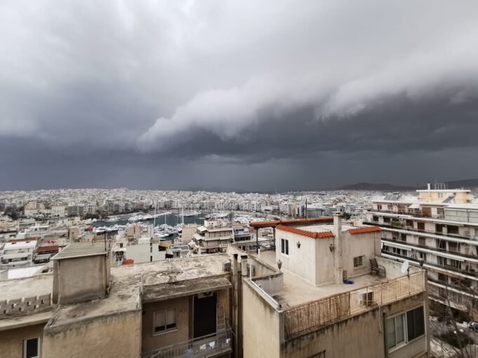 Κακοκαιρία με έντονα φαινόμενα αύριο στην Αττική – Αυξημένη επιφυλακή στον Πειραιά