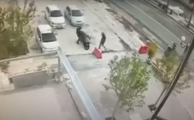 Άγνωστοι έκλεψαν μέρα μεσημέρι μηχανάκι στο Μικρολίμανο – Τους έπιασε η κάμερα