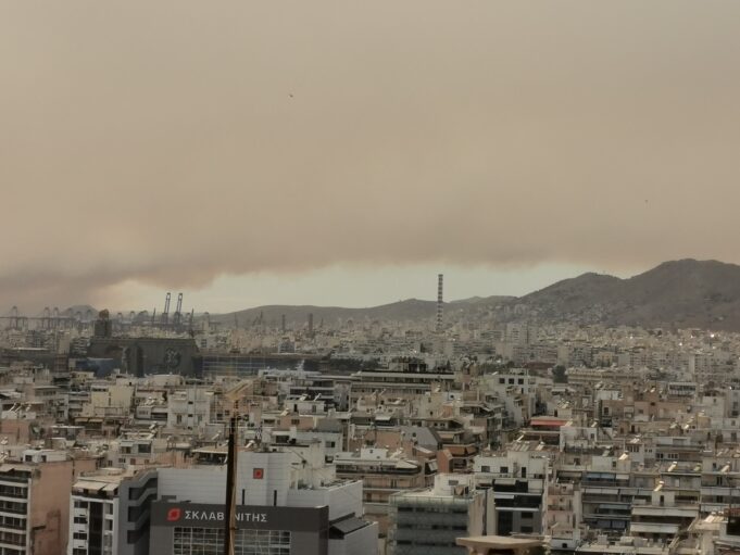 Πειραιάς : Πυκνότερη η κάπνα απο τη φωτιά στο Σχίνο Κορινθίας
