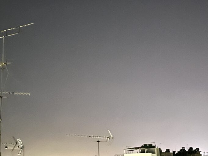 Μεγάλη φωτιά στο Σχινο Κορινθίας – Έντονη μυρωδιά καμενου