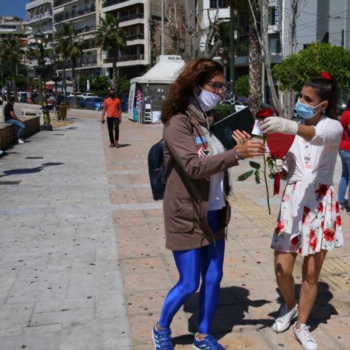 Ο Δήμος Πειραιά τίμησε τη γιορτή της Μητέρας – Χιλιάδες τριαντάφυλλα προσφέρθηκαν στις Πειραιώτισσες μητέρες