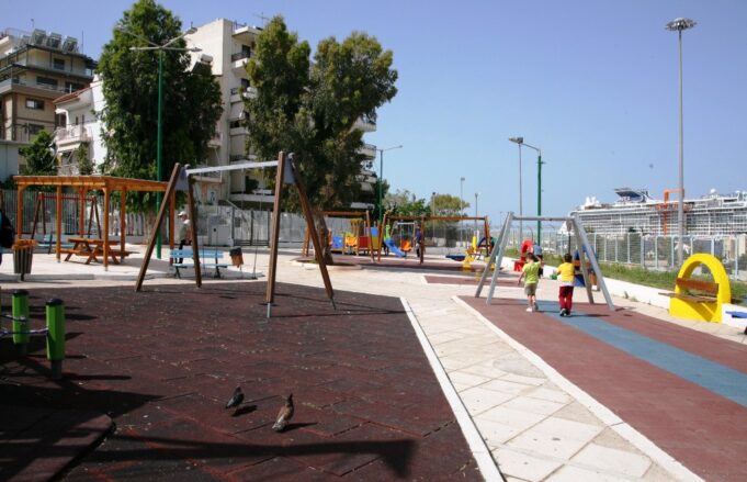 Πλήρης ανακατασκευή και νέα παιχνίδια στις παιδικές χαρές Αγίου Κωνσταντίνου και Ιππολύτου από τον Δήμο Πειραιά