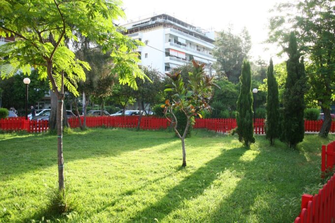 Αναπλάσεις πρασίνου και φυτεύσεις εποχιακών λουλουδιών από τον Δήμο Πειραιά