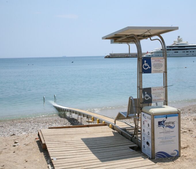 Σύστημα πρόσβασης στην παραλία Βοτσαλάκια για άτομα με αναπηρία από τον Δήμο Πειραιά