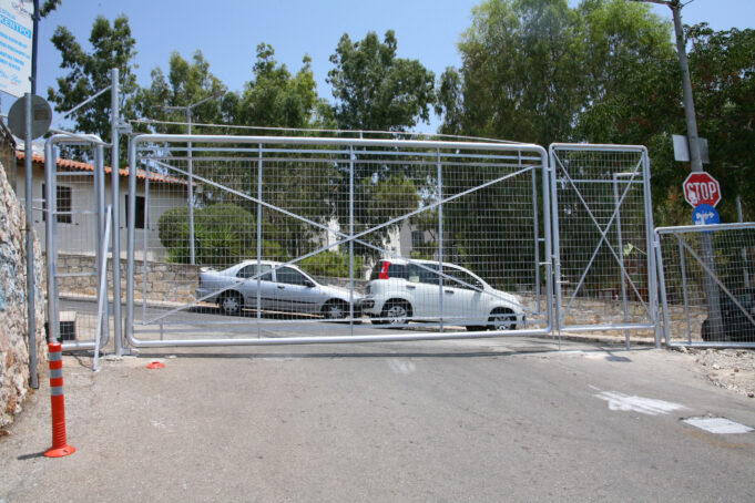 Ο Δήμος Πειραιά τοποθέτησε πόρτες εισόδου στις παραλίες Βοτσαλάκια και Φρεαττύδα