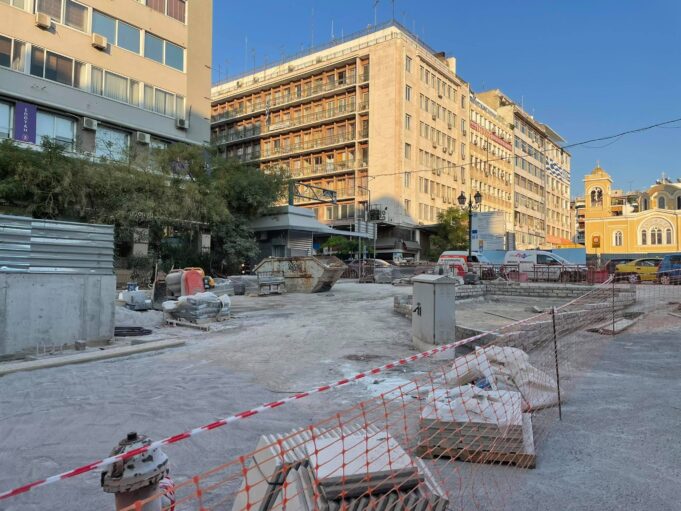 Διαμορφώνεται ξανά η Πλατεία Μπακογιάννη δίπλα στο Δημοτικό Θέατρο