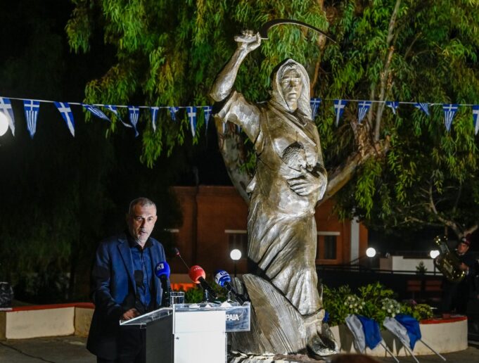 Συγκίνηση και υπερηφάνεια στην τελετή αποκαλυπτήριων του αγάλματος της «Ηρωίδας Μανιάτισσας» στο πάρκο Δηλαβέρη